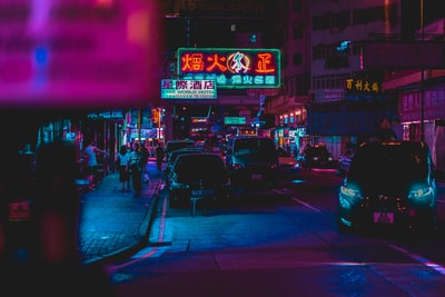 午夜的城市道路
